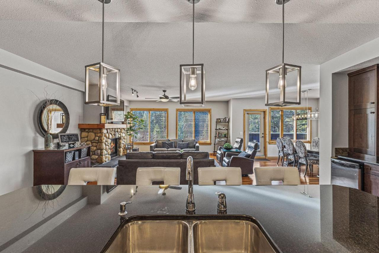 3 Bedroom Condo By Canadian Rockies Vacation Rentals Canmore Bagian luar foto