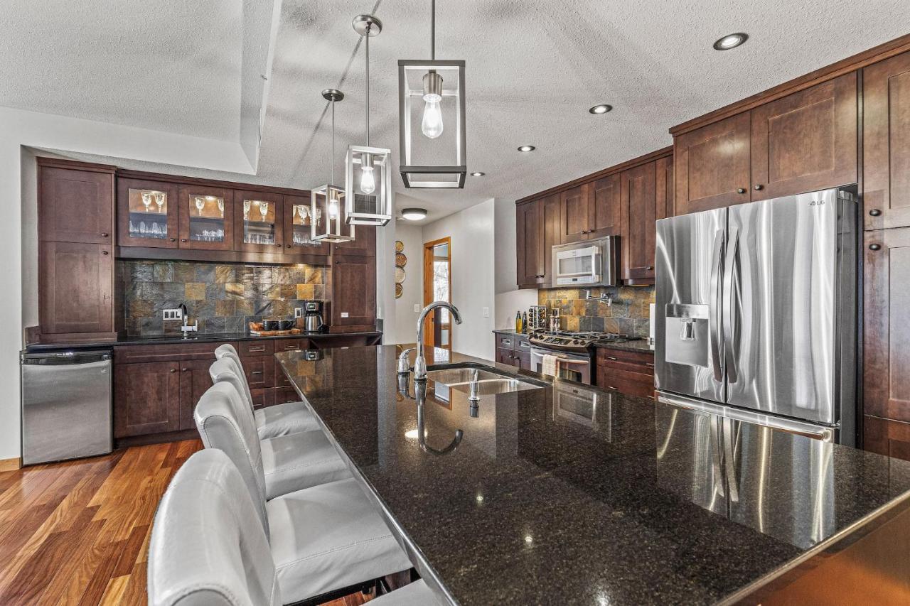 3 Bedroom Condo By Canadian Rockies Vacation Rentals Canmore Bagian luar foto