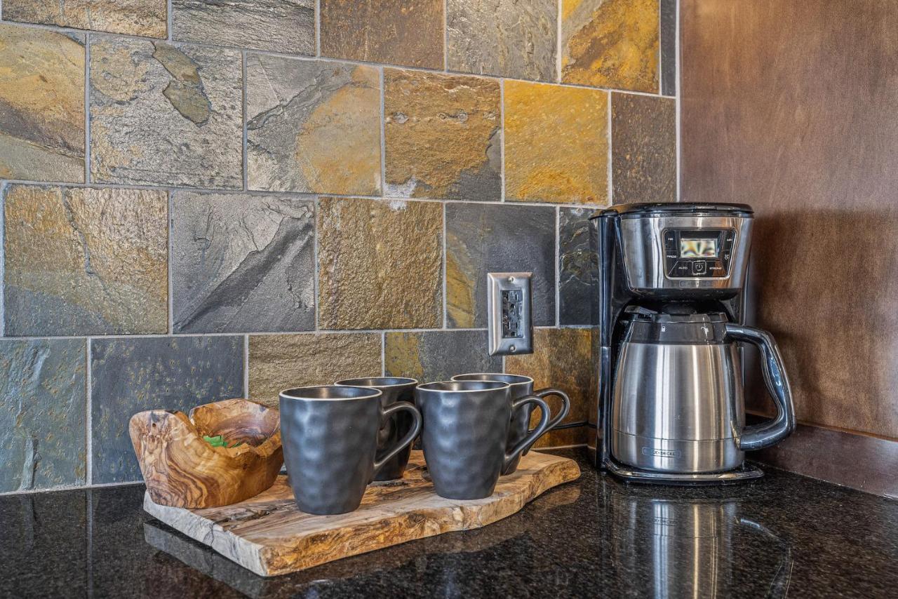 3 Bedroom Condo By Canadian Rockies Vacation Rentals Canmore Bagian luar foto